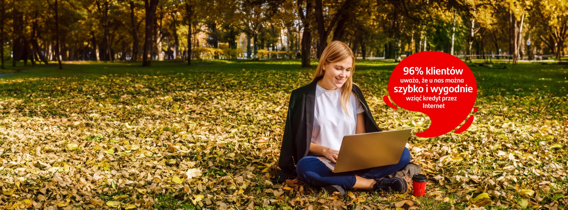 kobieta czyta o Kredycie online w Santander Consumer Banku