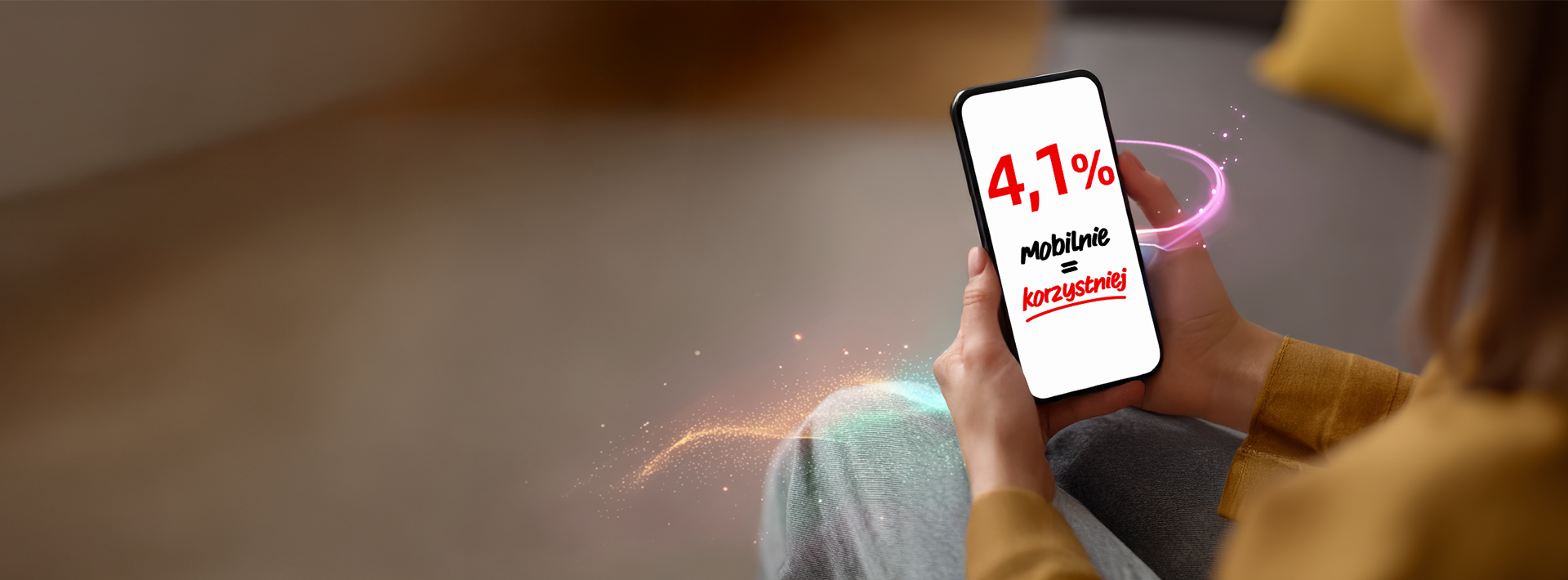 widok na smartfona trzymanego w rękach, na ekranie napis 4,1% czyli mobilnie równa się korzystniej