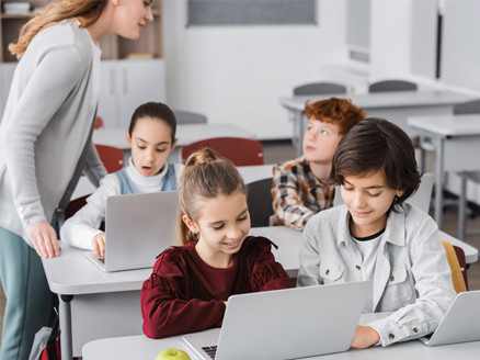 Ponad 50 proc. rodziców uważa, że nowe technologie zwiększają dostępność różnych materiałów edukacyjnych